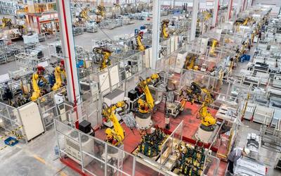 ▲資料圖:某工廠內,全自動機器人高速運轉生產汽車配件訂單產品。圖/新華社